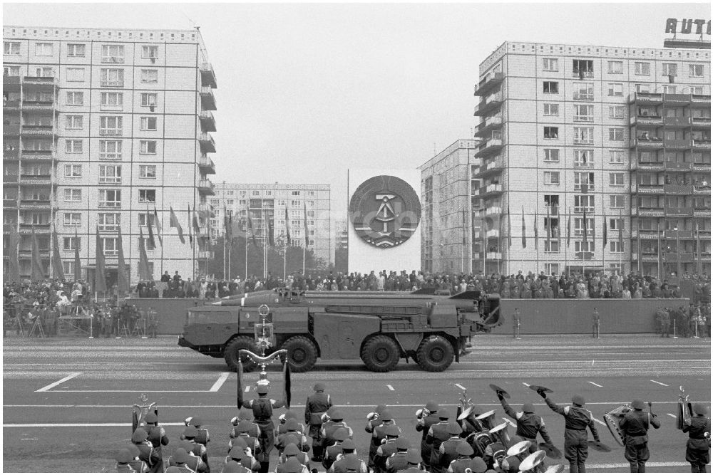 DDR-Fotoarchiv: Berlin - Parade der NVA zum 07.Oktober