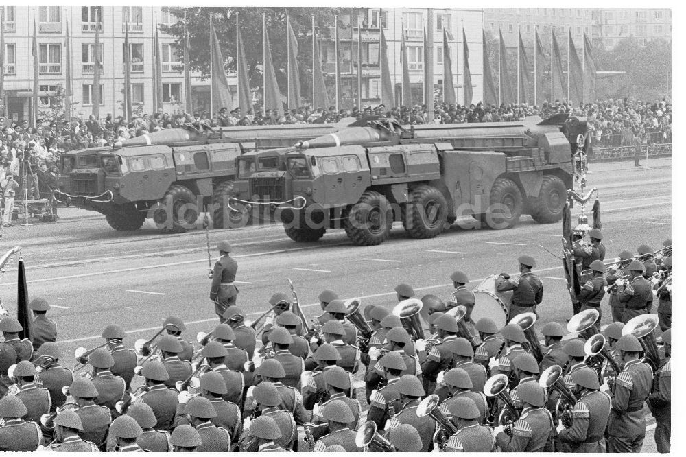DDR-Fotoarchiv: Berlin - Parade der NVA zum 07.Oktober, 37.Jahrestag der DDR auf der Berliner Karl-Marx-Allee