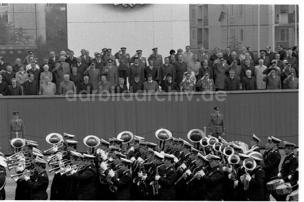 Berlin: Parade der NVA zum 07.Oktober, 37.Jahrestag der DDR auf der Berliner Karl-Marx-Allee