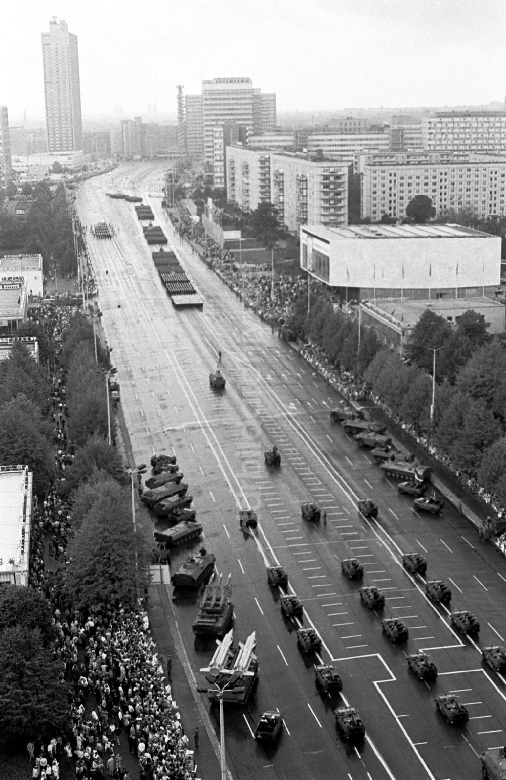 DDR-Fotoarchiv: Berlin-Friedrichshain - Parade zum 40. Jahrestag der DDR vom Haus des Kindes 07.10.89 Foto: ND/ Grahn Umschlagnummer: 1192