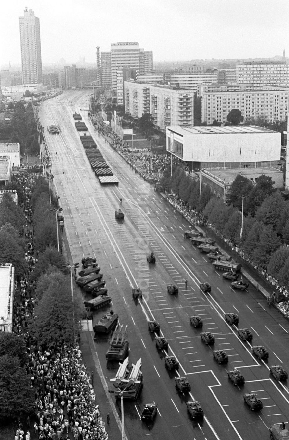 DDR-Bildarchiv: Berlin-Friedrichshain - Parade zum 40. Jahrestag der DDR vom Haus des Kindes 07.10.89 Foto: ND/ Grahn Umschlagnummer: 1192
