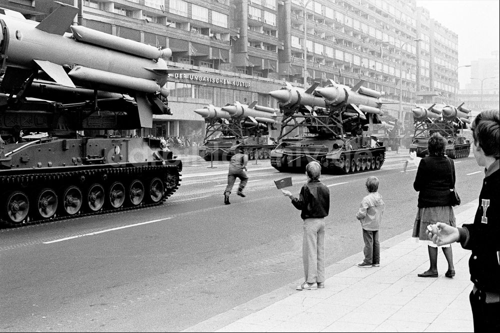 DDR-Bildarchiv: Berlin - Paradefahrt von Flugabwehrsysteme auf einem Kettenfahrzeug mit zweistufigen radargelenkten Flugabwehrraketen 3M8 im Ortsteil Mitte in Berlin in der DDR