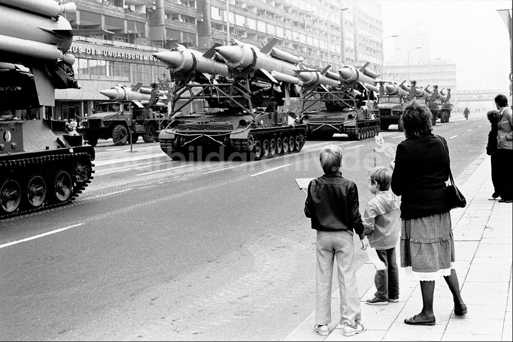 DDR-Fotoarchiv: Berlin - Paradefahrt von Flugabwehrsysteme auf einem Kettenfahrzeug mit zweistufigen radargelenkten Flugabwehrraketen 3M8 im Ortsteil Mitte in Berlin in der DDR