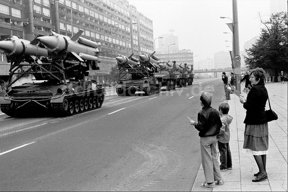 Berlin: Paradefahrt von Flugabwehrsysteme auf einem Kettenfahrzeug mit zweistufigen radargelenkten Flugabwehrraketen 3M8 im Ortsteil Mitte in Berlin in der DDR