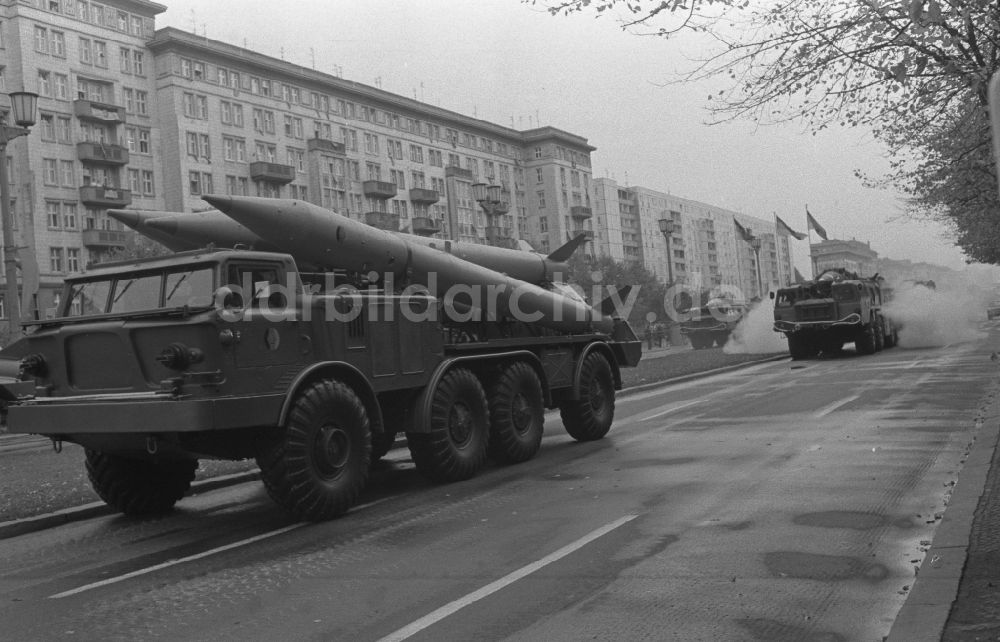 DDR-Bildarchiv: Berlin - Paradefahrt von Militärtechnik der NVA Nationale Volksarmee in Berlin in der DDR