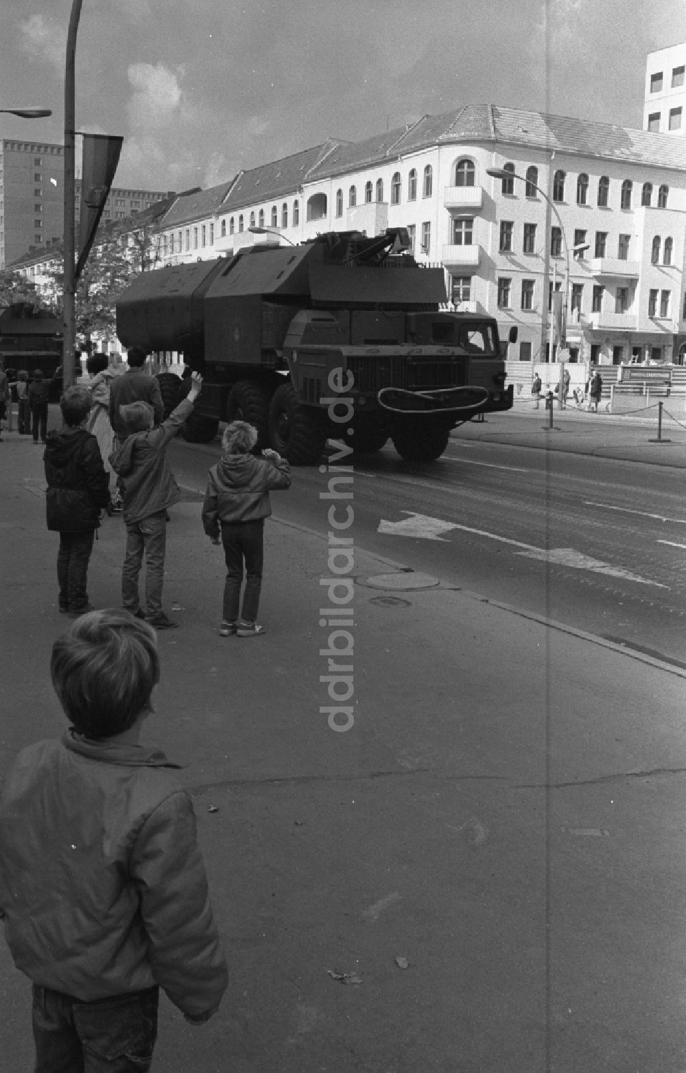 DDR-Fotoarchiv: Berlin - Paradefahrt von Militärtechnik der NVA Nationale Volksarmee in Berlin in der DDR