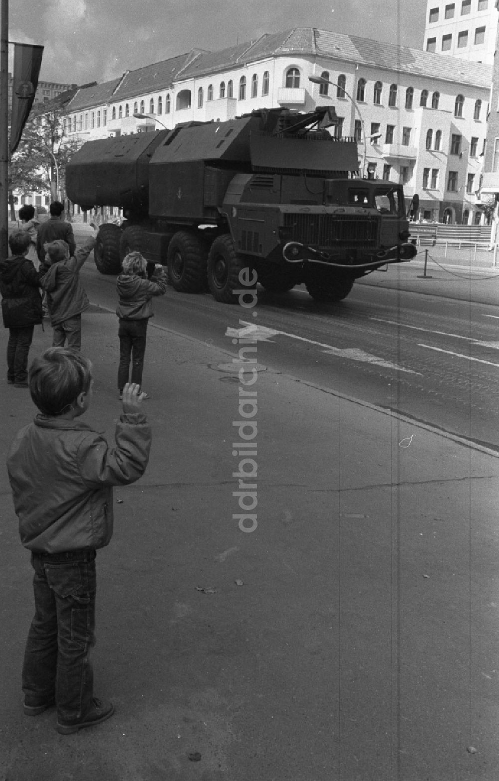 Berlin: Paradefahrt von Militärtechnik der NVA Nationale Volksarmee in Berlin in der DDR