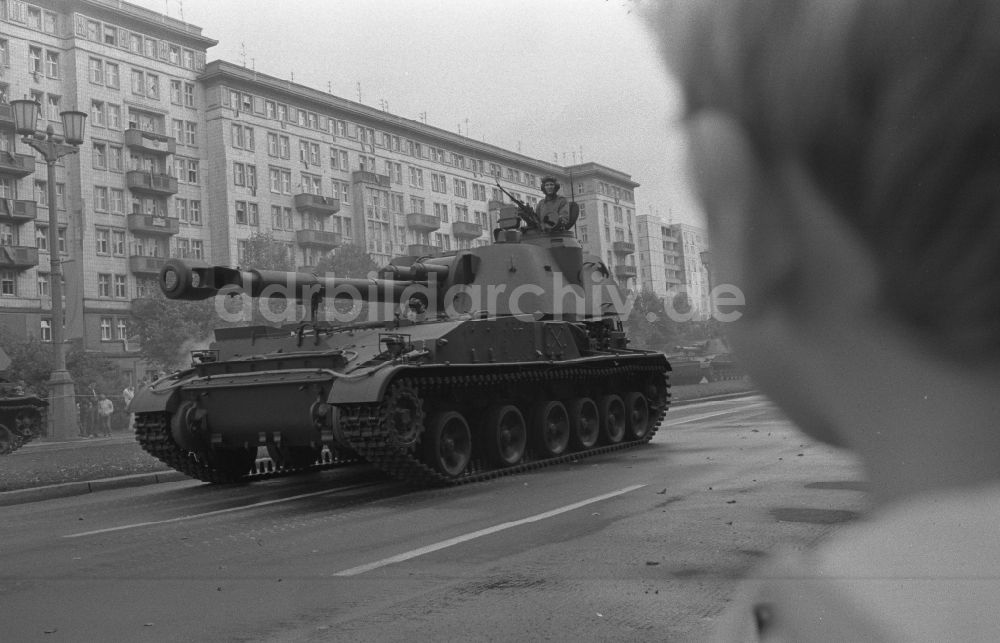 Berlin: Paradefahrt von Militärtechnik der NVA Nationale Volksarmee in Berlin in der DDR