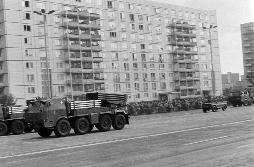 DDR-Bildarchiv: Berlin - Paradefahrt von Militärtechnik Tatra RM-70 Geschoßwerfer in Berlin in der DDR