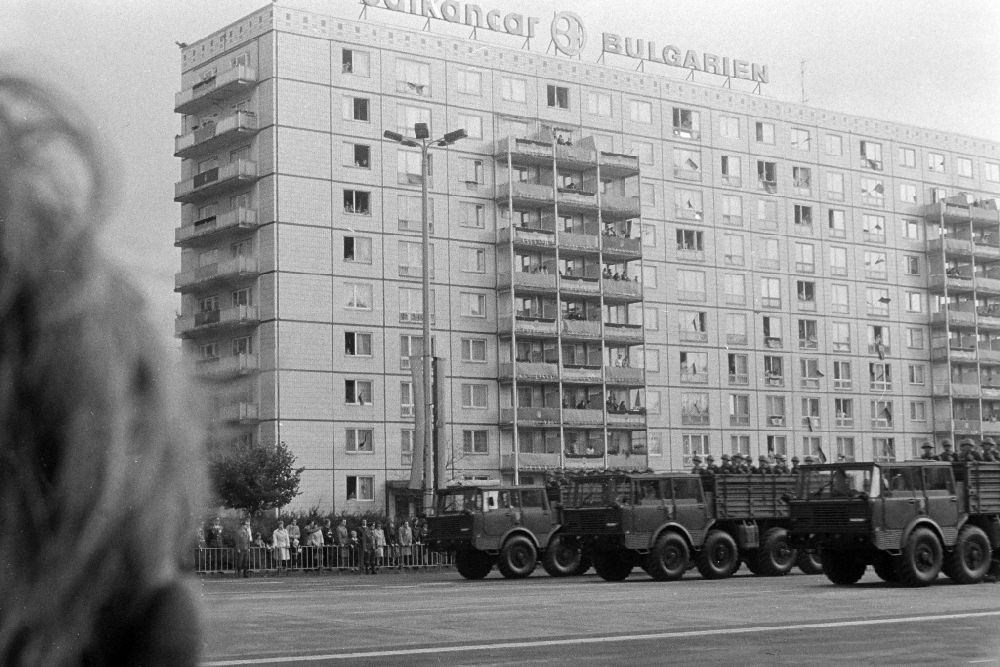 Berlin: Paradefahrt von Militärtechnik Tatra 813 8x8 - Zugmaschine in Berlin in der DDR