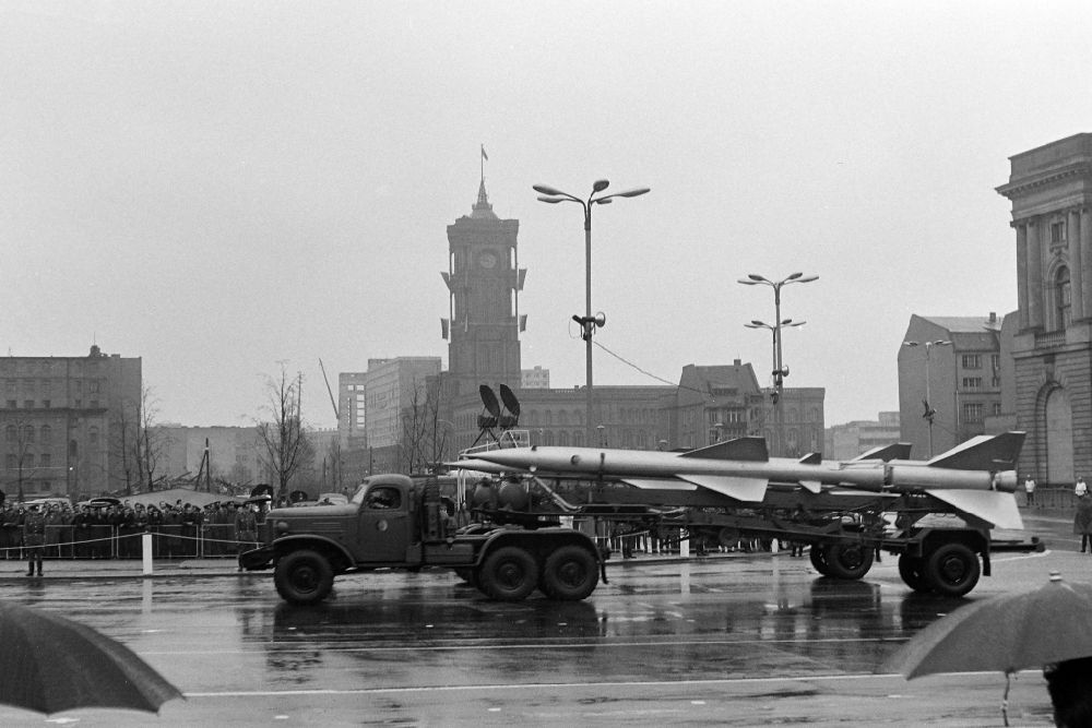 DDR-Fotoarchiv: Berlin - Paradefahrt von Militärtechnik zum Jahrestag der Republik in Berlin in der DDR