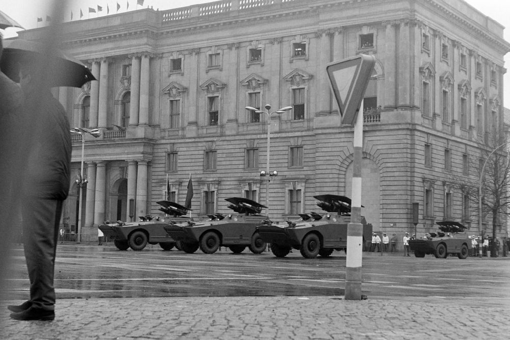 Berlin: Paradefahrt von Militärtechnik zum Jahrestag der Republik in Berlin in der DDR