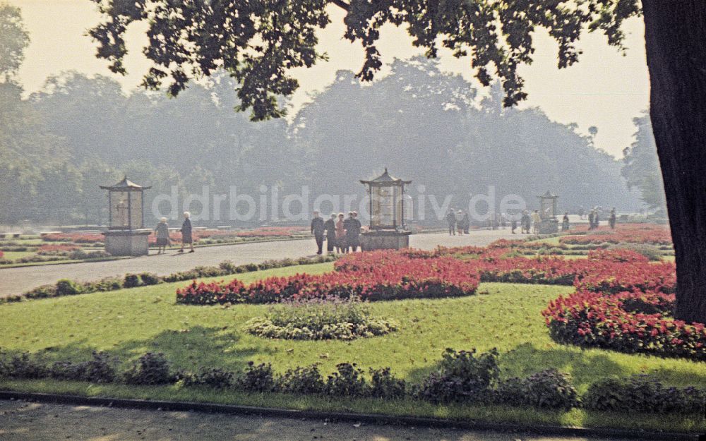 DDR-Bildarchiv: Berlin - Parkanlage am Tierpark im Ortsteil Lichtenberg in Berlin in der DDR
