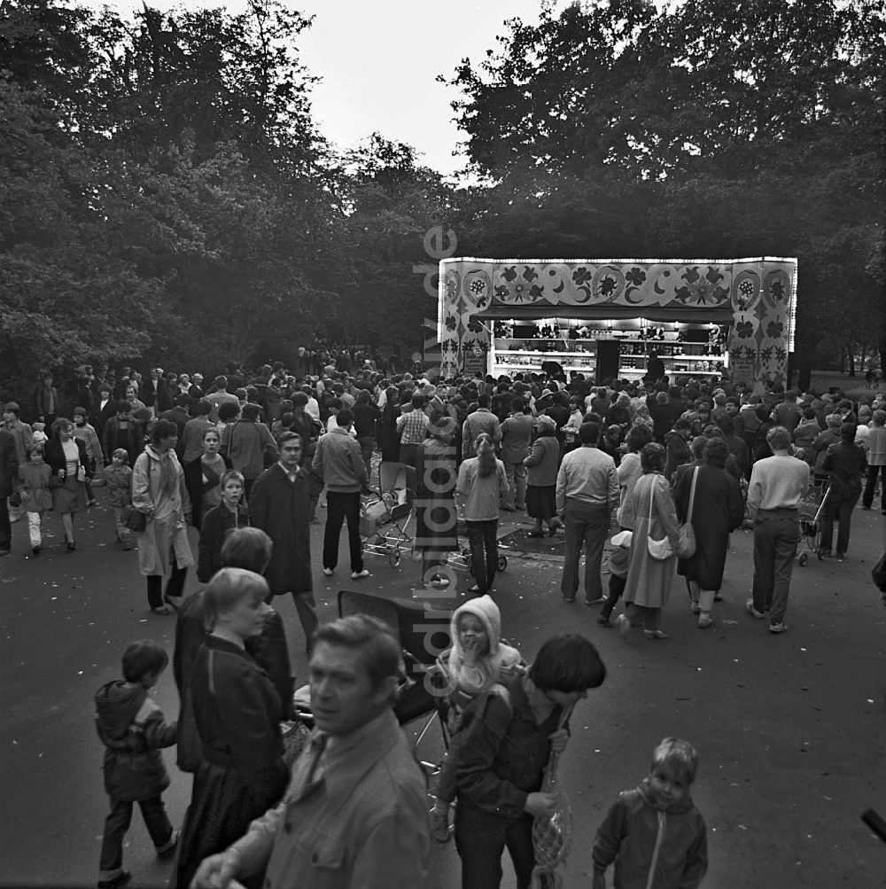 Berlin: Parkanlage an der Weberwiese mit Massenandrang an einer Freilichtbühne zu einem Volksfest in Berlin in der DDR