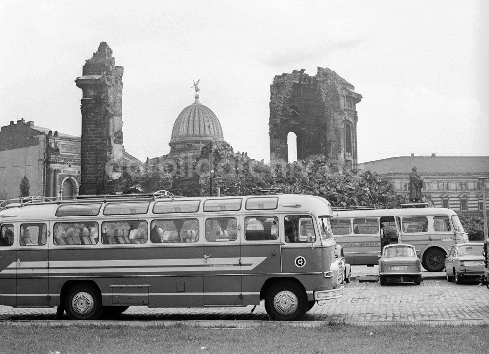 DDR-Bildarchiv: Dresden - Parkende Reisebusse vor der Ruine der Frauenkirche in Dresden in Sachsen in der DDR