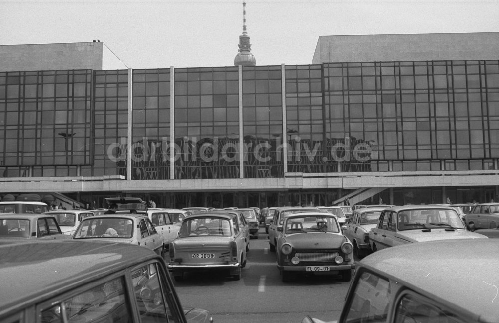DDR-Fotoarchiv: Berlin - Parkplatz am Palast der Republik in Berlin in der DDR