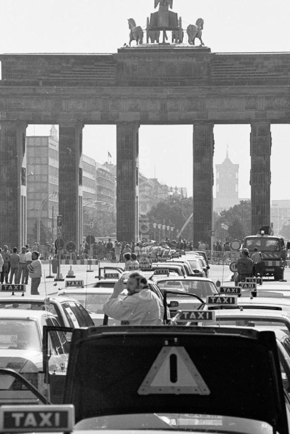 DDR-Fotoarchiv: Berlin-Mitte - Partei Bündnis die 90 Grünen verhindern die Öffnung vom Brandenburger Tor in Berlin
