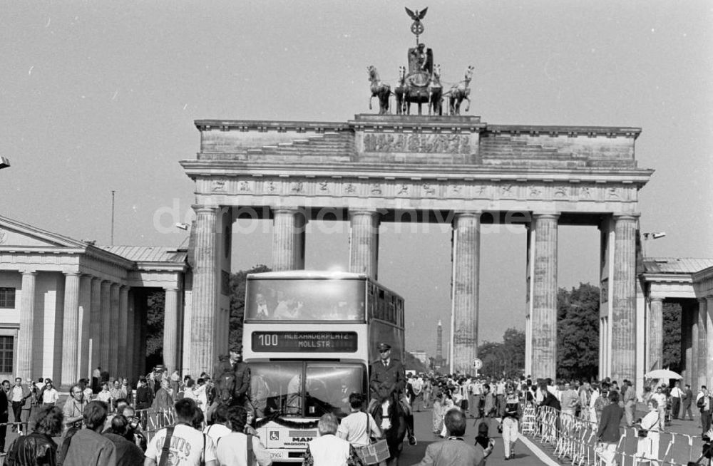 DDR-Bildarchiv: Berlin-Mitte - Partei Bündnis die 90 Grünen verhindern die Öffnung vom Brandenburger Tor in Berlin
