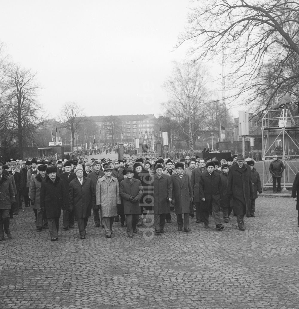 Berlin: Partei- und Staatsführung der DDR auf der Liebknecht-Luxemburg-Demonstration auf dem Zentralfriedhof Friedrichsfelde in Berlin- Lichtenberg