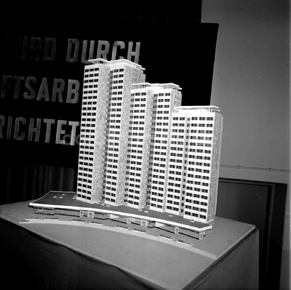 DDR-Bildarchiv: Berlin - Parteiaktivtag der Berliner Wohnungsbaukombinat