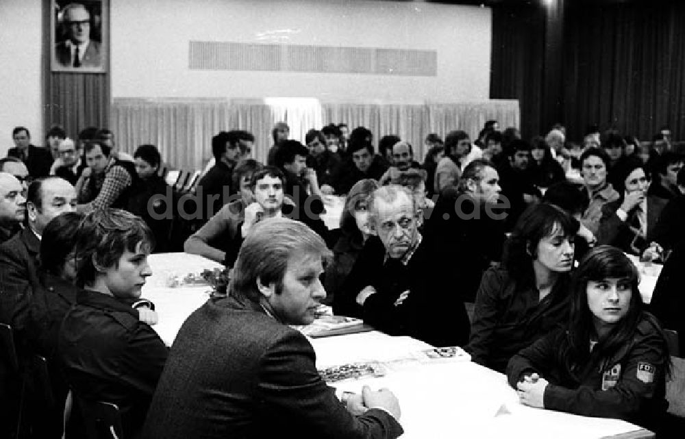 DDR-Fotoarchiv: - Parteigruppenwahlversammlung mit H