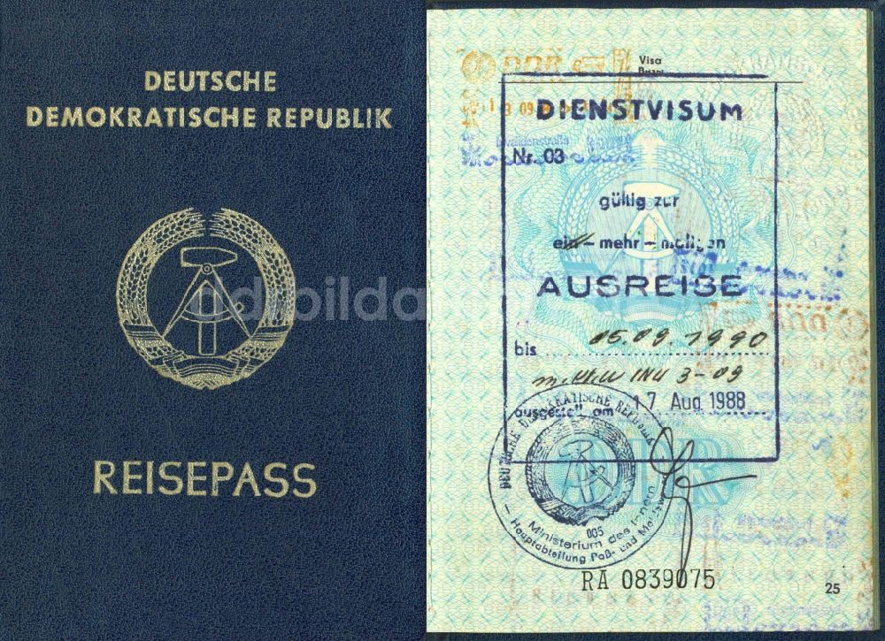 DDR-Bildarchiv: Berlin - Pass- Reproduktion mit Dienstvisum ausgestellt in Berlin, der ehemaligen Hauptstadt der DDR, Deutsche Demokratische Republik