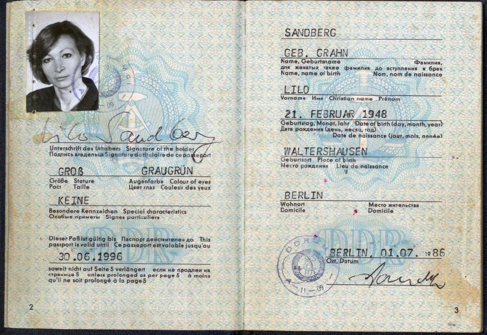 Berlin: Pass- Reproduktion der Schauspielerin Lilo Grahn ausgestellt in Berlin, der ehemaligen Hauptstadt der DDR, Deutsche Demokratische Republik