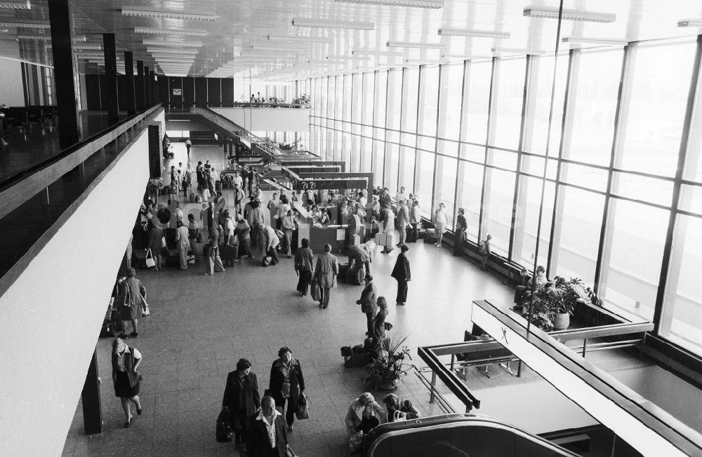 DDR-Bildarchiv: Schönefeld - Passagiere in der Abfertigungsebene des Flughafen Schönefeld ( SXF ) in Schönefeld in Brandenburg in der DDR