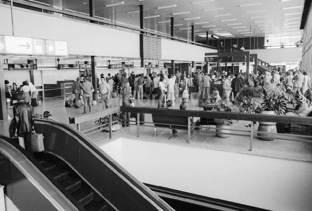 DDR-Bildarchiv: Schönefeld - Passagiere in der Abfertigungsebene des Flughafen Schönefeld ( SXF ) in Schönefeld in Brandenburg in der DDR