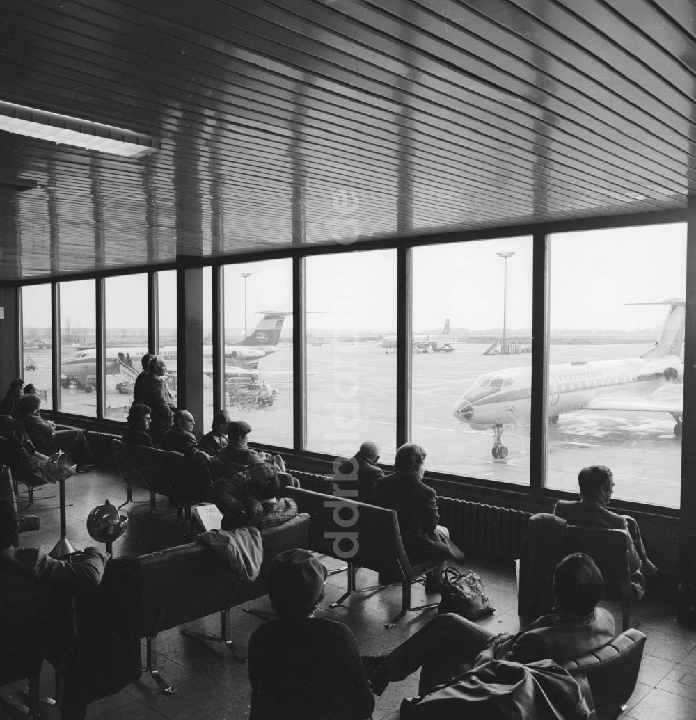 DDR-Fotoarchiv: Schönefeld - Passagiere im Abfertigungsterminal die auf den Einstieg ins Flugzeug warten in Schönefeld im heutigen Bundesland Brandenburg