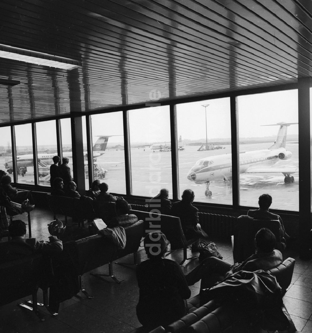 Schönefeld: Passagiere im Abfertigungsterminal die auf den Einstieg ins Flugzeug warten in Schönefeld im heutigen Bundesland Brandenburg