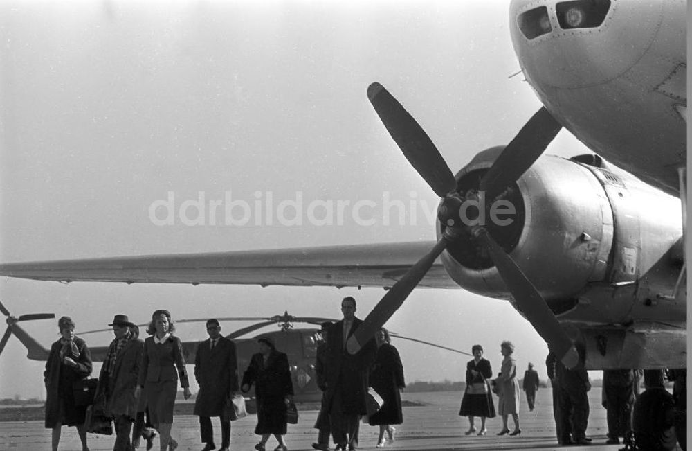 Leipzig: Passagiere vor einer Iljuschin Il-14, Messeflughafen Leipzig, 1961