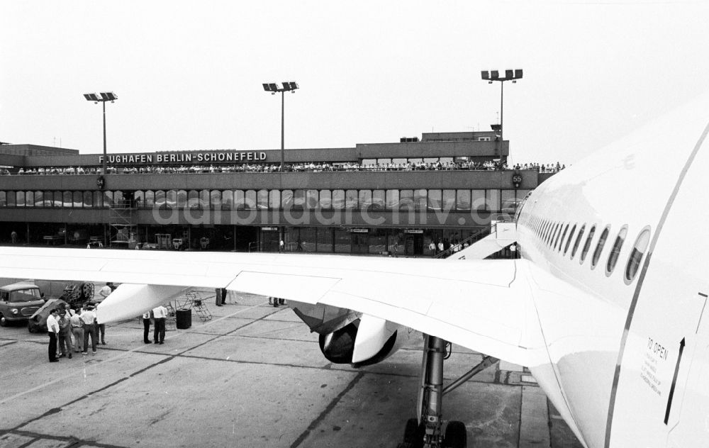 DDR-Bildarchiv: Schönefeld - Passagierflugzeug Airbus A310 der INTERFLUG auf dem Flughafen in Schönefeld in Brandenburg in der DDR