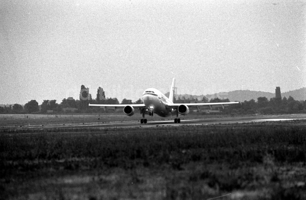 DDR-Fotoarchiv: Schönefeld - Passagierflugzeug Airbus A310 der INTERFLUG auf dem Flughafen in Schönefeld in Brandenburg in der DDR
