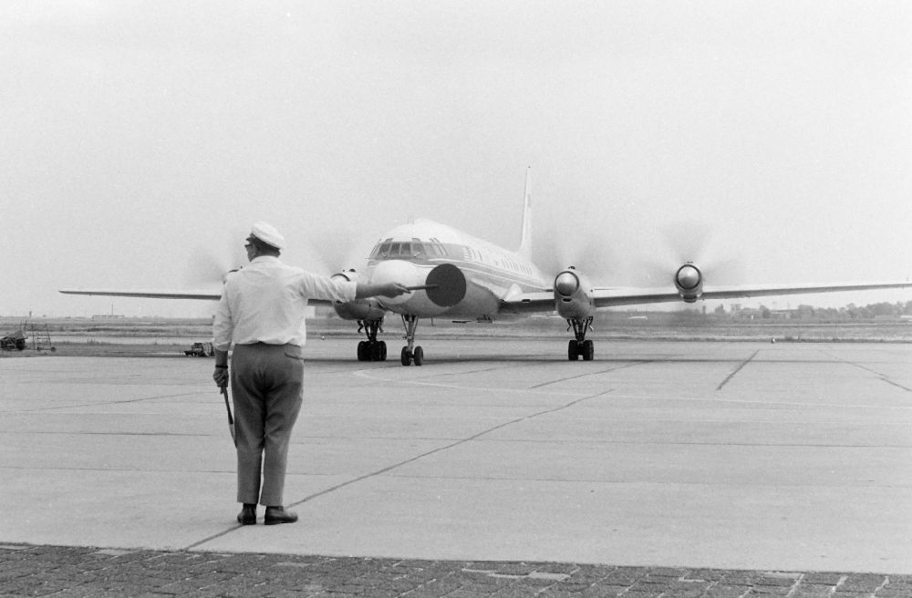 DDR-Bildarchiv: Schönefeld - Passagierflugzeug Iljuschin Il-18 bei der Ankunft in Schönefeld in der DDR