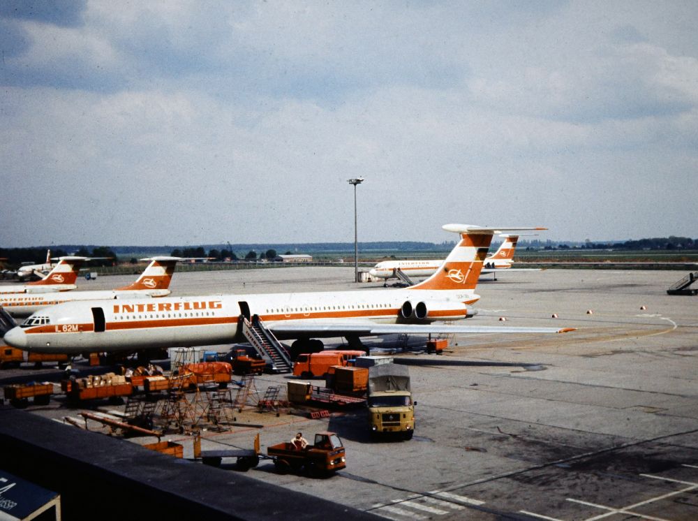 DDR-Bildarchiv: Schönefeld - Passagierflugzeug Iljuschin Il-62 an der Vorstartlinie des Flughafen in Schönefeld in der DDR