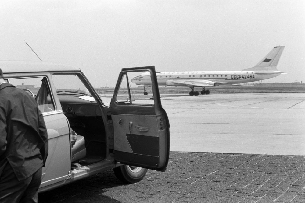 Schönefeld: Passagierflugzeug Tupolew Tu-104 mit der Kennnung CCCP-42467 in Schönefeld in der DDR
