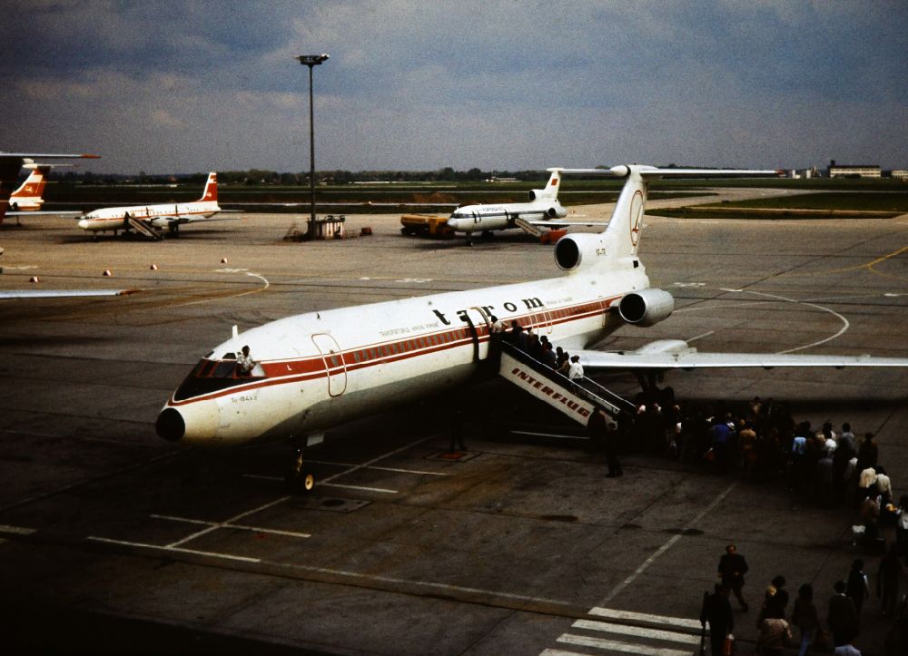 Schönefeld: Passagierflugzeug Tupolew Tu-154 an der Vorstartlinie des Flughafen in Schönefeld in der DDR