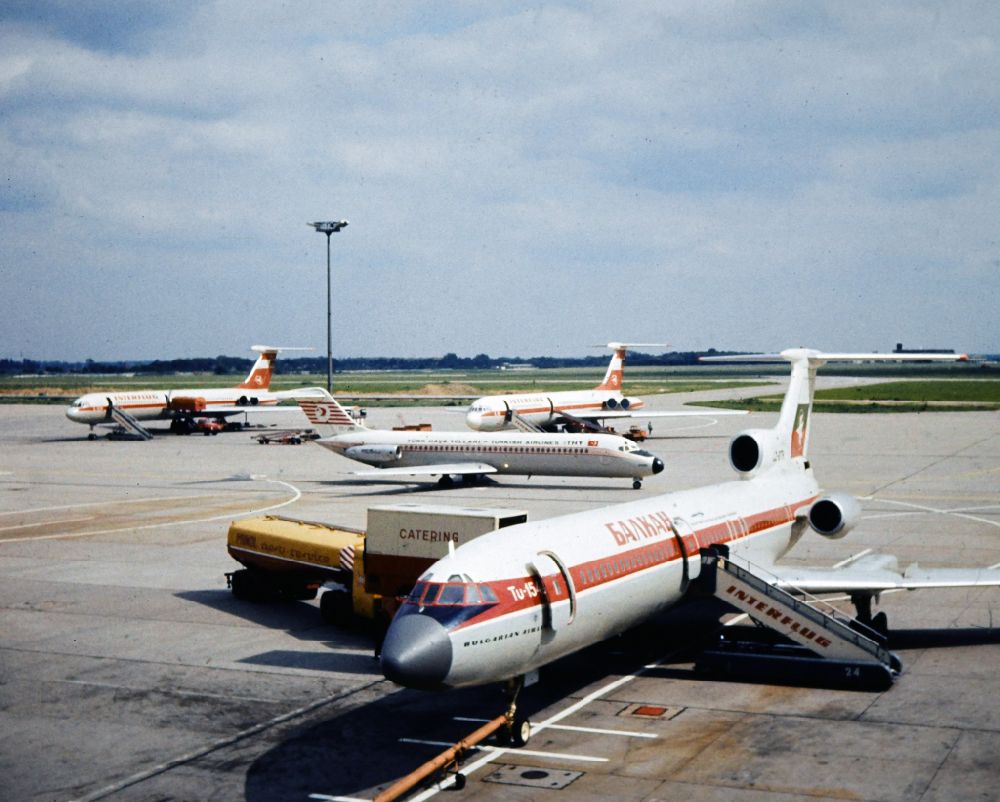 DDR-Bildarchiv: Schönefeld - Passagierflugzeug Tupolew Tu-154 an der Vorstartlinie des Flughafen in Schönefeld in der DDR