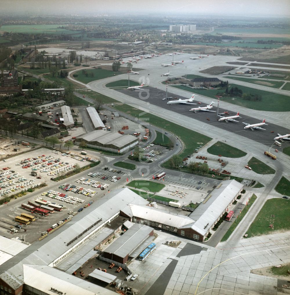 Schönefeld: Passagierflugzeuge auf dem Flughafen Schönefeld