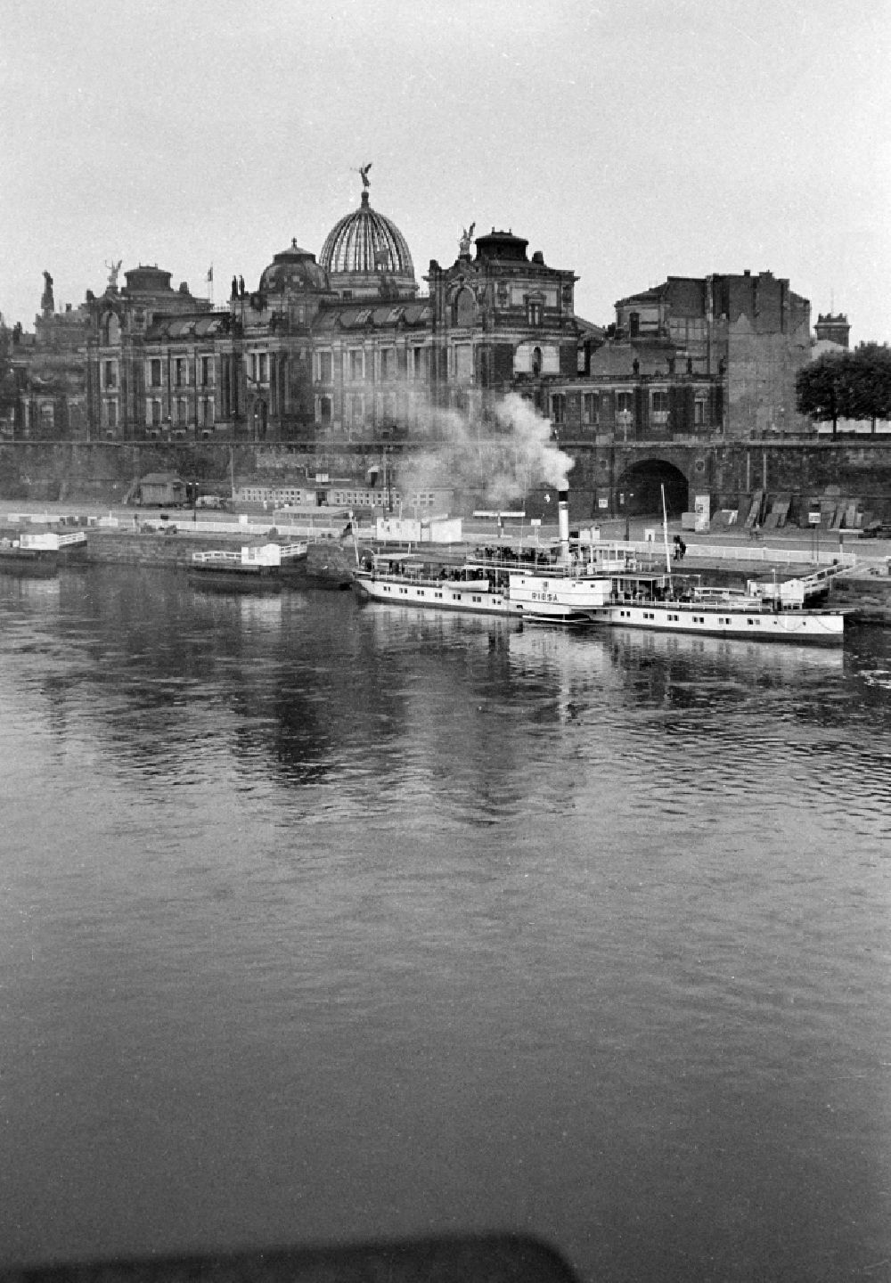 Dresden: Passagierschiffe der Weißen Flotte in Dresden in der DDR