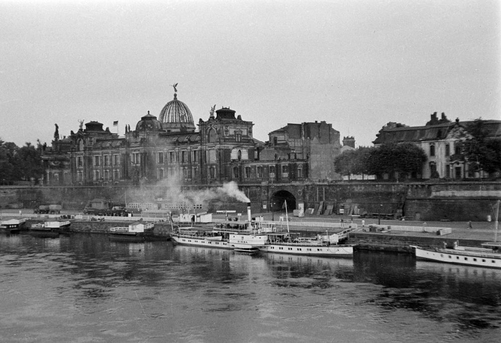 DDR-Bildarchiv: Dresden - Passagierschiffe der Weißen Flotte in Dresden in der DDR