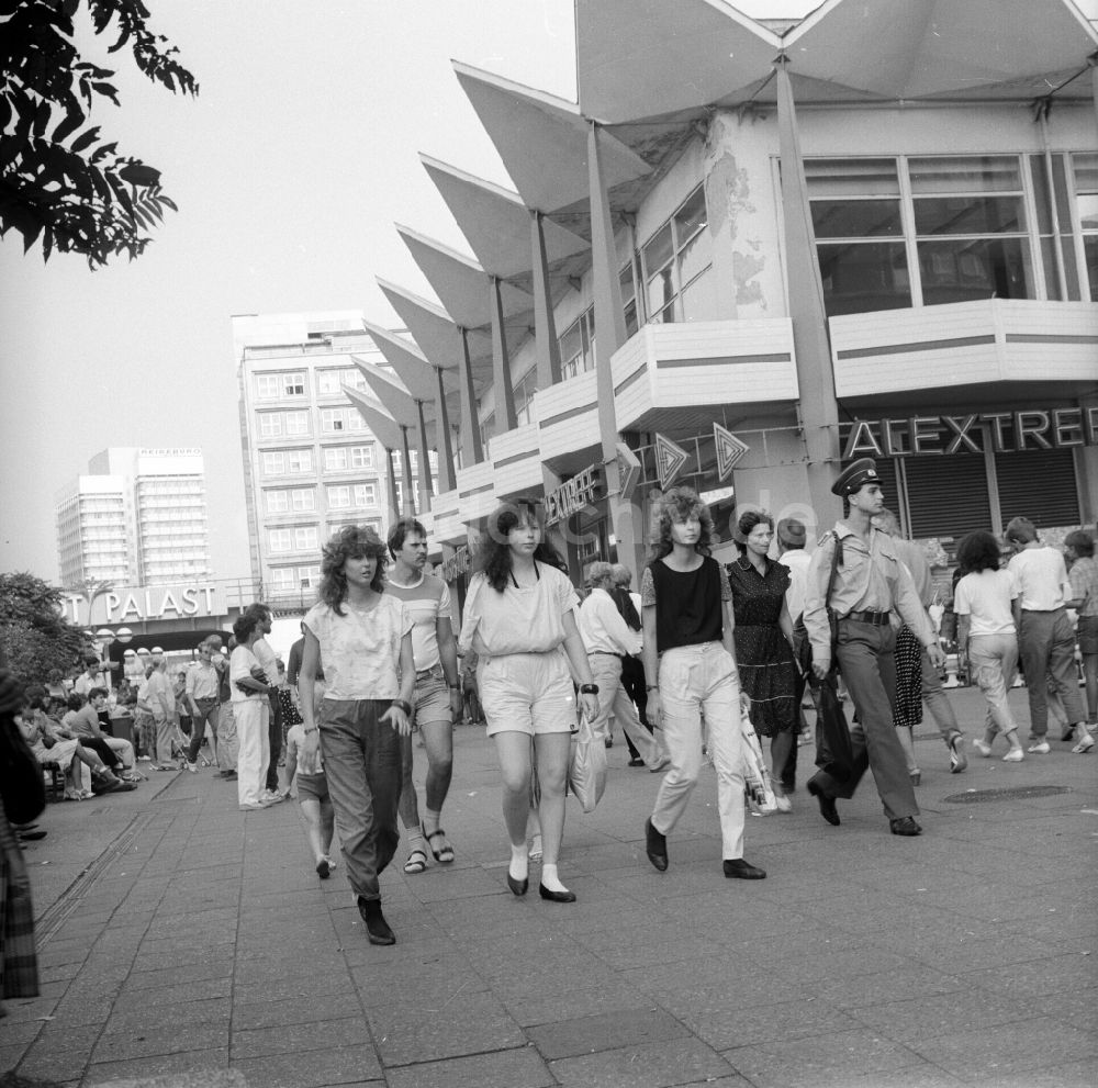 Berlin: Passanten in Berlin-Mitte 1985