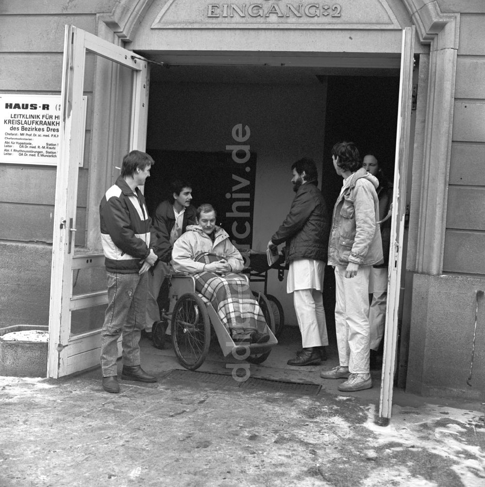 Dresden: Patienten und Pfleger vor dem Haus R des Krankenhauses Dresden- Friedrichstadt in Dresden im heutigen Bundesland Sachsen