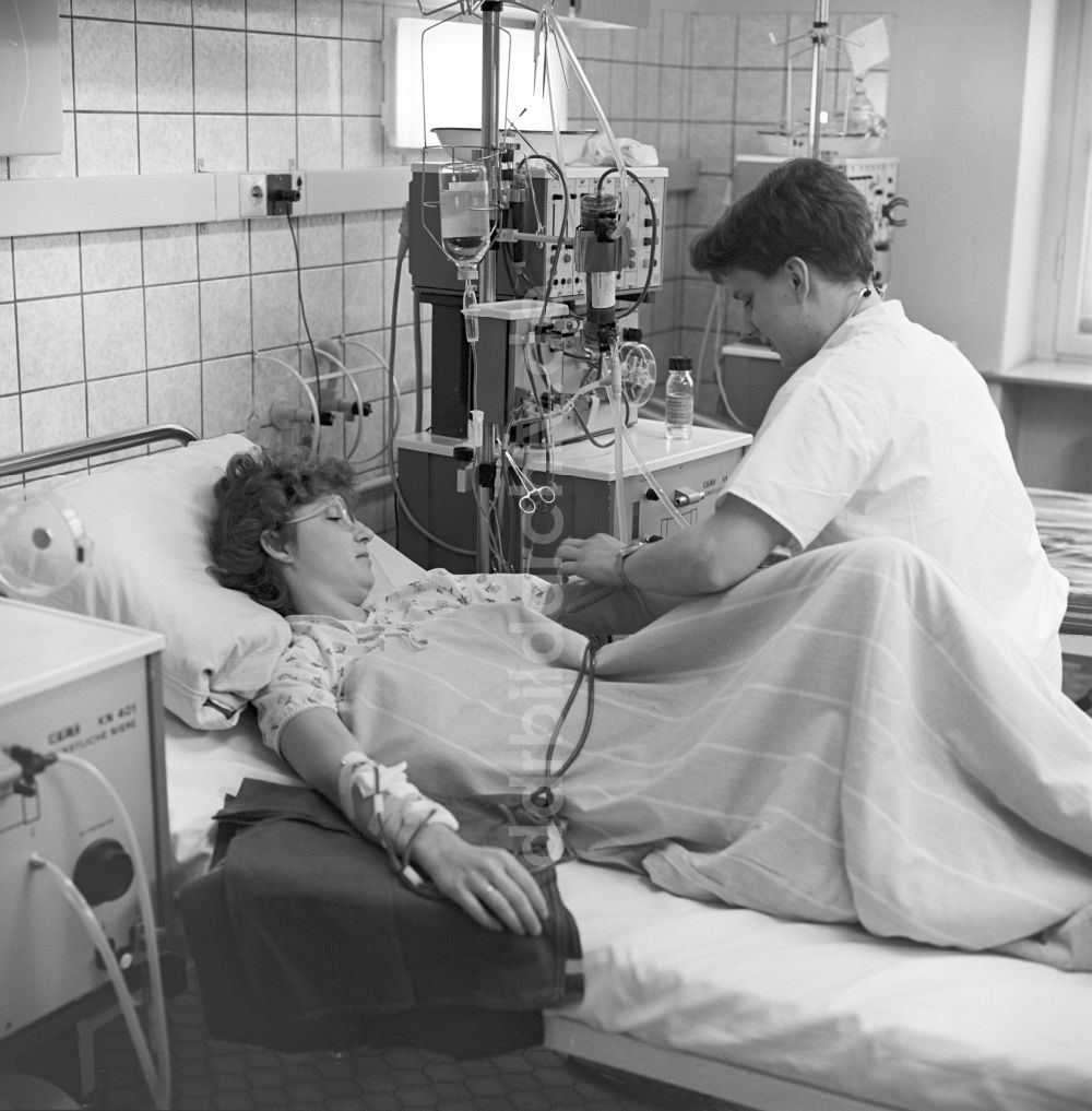 DDR-Bildarchiv: Dresden - Patientin auf der Dialysestation im Krankenhaus Dresden- Friedrichstadt in Dresden im heutigen Bundesland Sachsen