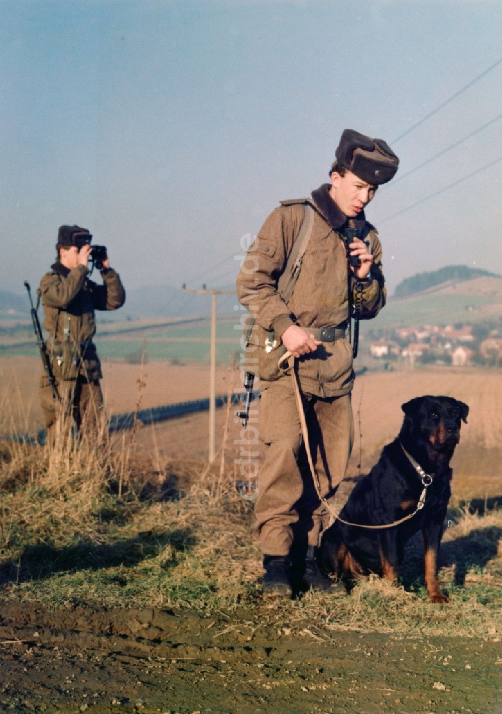 DDR-Fotoarchiv: Kella - Patrouille - Streife von Soldaten der Grenztruppen der DDR im Grenzgebiet - Mauerstreifen bei Kella heutigen Bundesland Thüringen