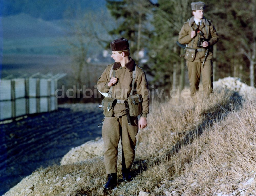 Kella: Patrouille - Streife von Soldaten der Grenztruppen der DDR im Grenzgebiet - Mauerstreifen bei Kella heutigen Bundesland Thüringen