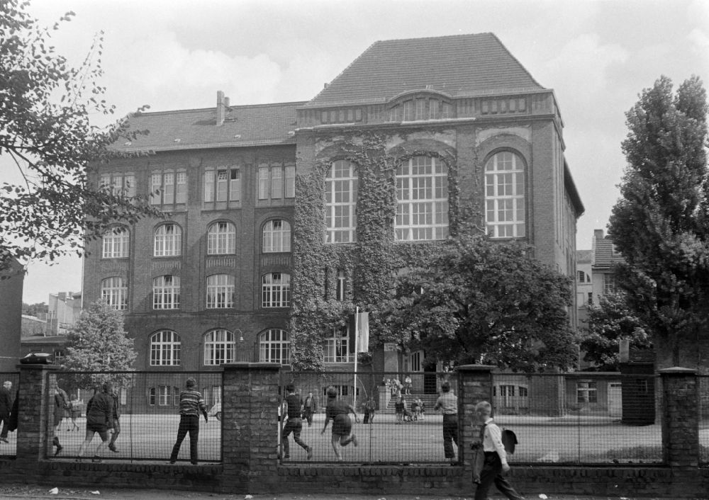 DDR-Bildarchiv: Berlin - Pausenhof in der 2. Oberschule in Berlin in der DDR