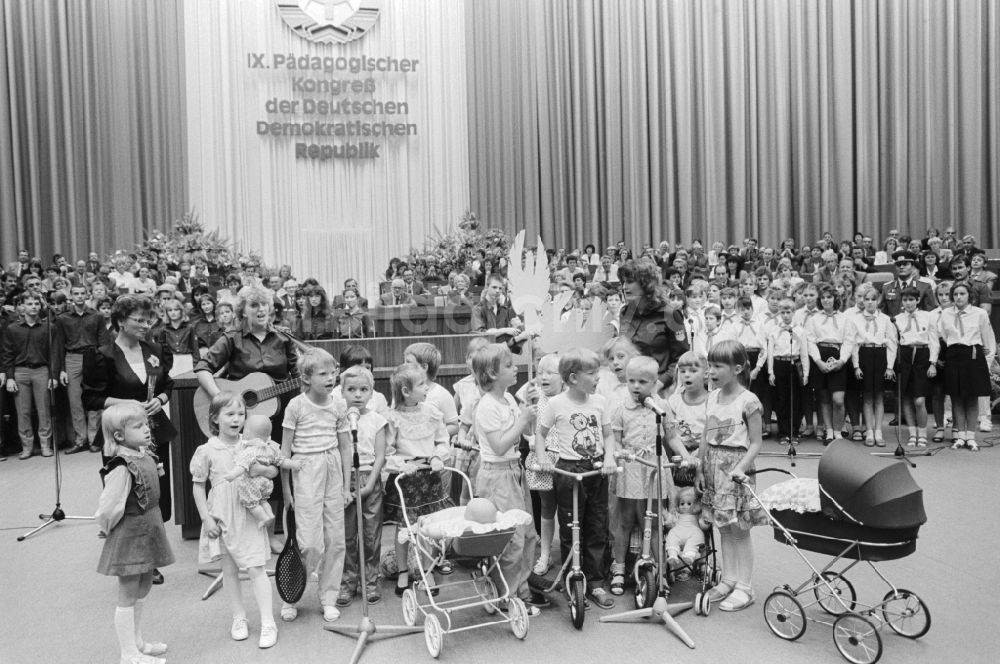 DDR-Fotoarchiv: Berlin - 9. Pädagogischer Kongress in Berlin, der ehemaligen Hauptstadt der DDR, Deutsche Demokratische Republik