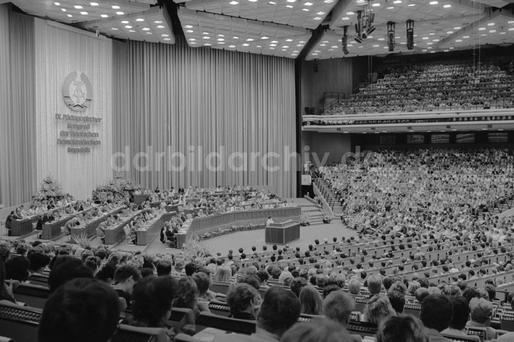 Berlin: 9. Pädagogischer Kongress in Berlin, der ehemaligen Hauptstadt der DDR, Deutsche Demokratische Republik